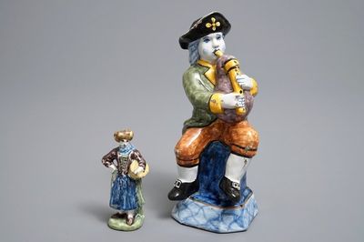 Twee polychrome Delftse figuren van een doedelzakspeler en een vrouw, 19e eeuw