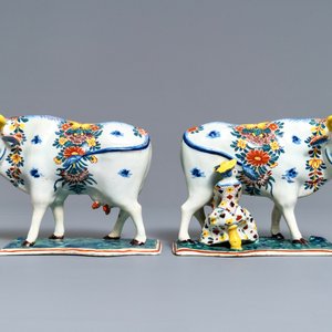 Twee polychrome Delftse figuren van koeien op grondjes, 18e eeuw — foto 2