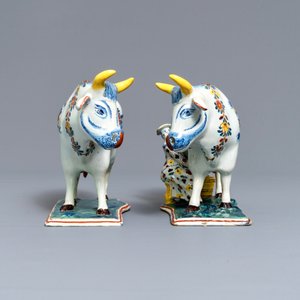 Twee polychrome Delftse figuren van koeien op grondjes, 18e eeuw — foto 3