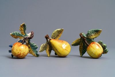 Twee polychrome Delftse modellen van appels en een van een peer, 18e eeuw