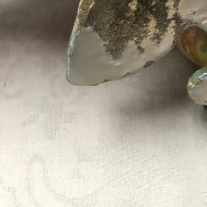Twee polychrome Delftse modellen van appels en een van een peer, 18e eeuw — foto 18