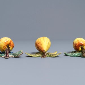Twee polychrome Delftse modellen van appels en een van een peer, 18e eeuw — foto 4