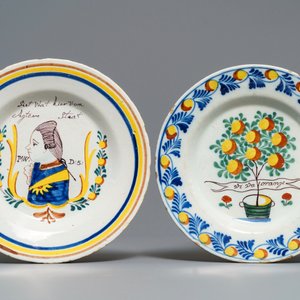 Twee polychrome Delftse 'Oranje' borden en een schotel, 18e eeuw — foto 4
