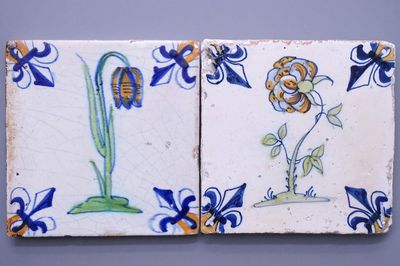 Twee polychrome Delftse tegels met bloemen, 17e eeuw