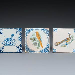 Twee polychrome Delftse tegels met een papegaai en een pauw, en een blauw-witte met een gans, 17e eeuw — foto 2