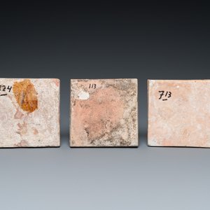 Twee polychrome Delftse tegels met een papegaai en een pauw, en een blauw-witte met een gans, 17e eeuw — foto 3