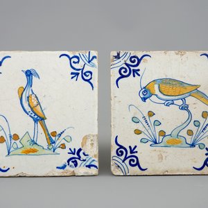 Twee polychrome Delftse tegels met vogels, 17e eeuw — foto 1