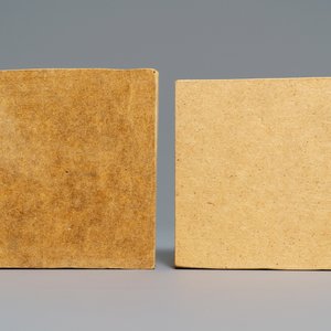Twee polychrome en blauwwitte Delftse tegels, 17e eeuw — foto 2