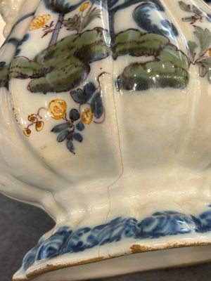 Twee polychrome Italiaanse koffiekannen met deksels, Pesaro, 18e eeuw — foto 6