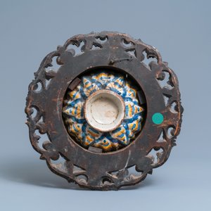 Twee polychrome Italiaanse majolica crespinas in fraaie houten lijsten, Faenza en Montelupo, 16/17e eeuw — foto 3