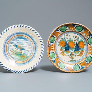 Twee polychrome Nederlandse majolica borden met een tazza met fruit en een vogel, 1e helft 17e eeuw — foto 1