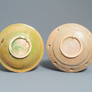 Twee polychrome Nederlandse majolica borden met een tazza met fruit en een vogel, 1e helft 17e eeuw — foto 2