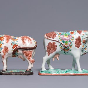 Twee polychrome petit feu Delftse koeien op basissen, 18e eeuw — foto 2