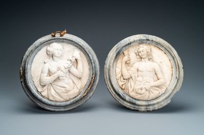 Twee portretmedaillons met Bacchus en Flora in witte marmer, wellicht Italië, 17e eeuw