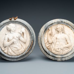 Twee portretmedaillons met Bacchus en Flora in witte marmer, wellicht Italië, 17e eeuw — foto 1
