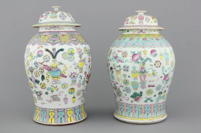 Twee potten met deksels in Chinees porselein met voorwerpen van een geleerde, famille rose, 19e eeuw