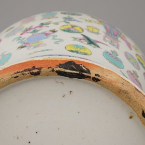 Twee potten met deksels in Chinees porselein met voorwerpen van een geleerde, famille rose, 19e eeuw — foto 11