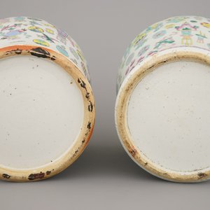 Twee potten met deksels in Chinees porselein met voorwerpen van een geleerde, famille rose, 19e eeuw — foto 10