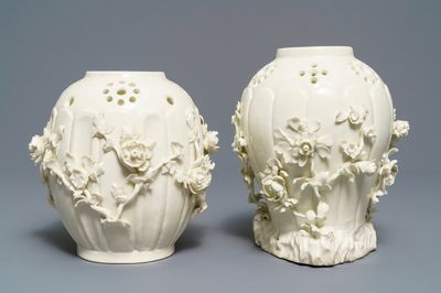 Twee reukvaasjes met reliëfdecor in pâte tendre porselein, Saint-Cloud, Frankrijk, 18e eeuw