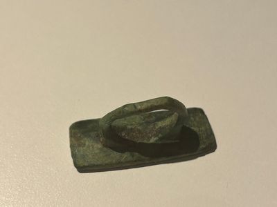 Twee Romeinse bronzen stempels met tekst 'SOFRONI' en 'DISUC', ca. 2e eeuw — foto 16