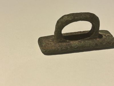 Twee Romeinse bronzen stempels met tekst 'SOFRONI' en 'DISUC', ca. 2e eeuw — foto 20