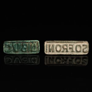 Twee Romeinse bronzen stempels met tekst 'SOFRONI' en 'DISUC', ca. 2e eeuw — foto 1