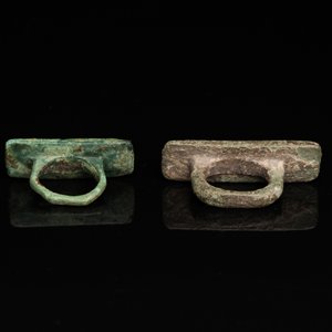 Twee Romeinse bronzen stempels met tekst 'SOFRONI' en 'DISUC', ca. 2e eeuw — foto 2