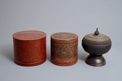 Twee ronde Birmaanse lakwerk beteldozen en een offerkom met deksel, 19/20e eeuw