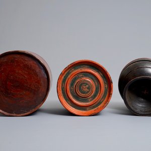 Twee ronde Birmaanse lakwerk beteldozen en een offerkom met deksel, 19/20e eeuw — foto 7