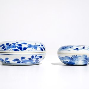 Twee ronde Chinese blauwwitte dekseldoosjes voor zegelpasta, Kangxi — foto 2