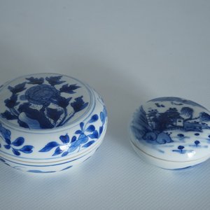 Twee ronde Chinese blauwwitte dekseldoosjes voor zegelpasta, Kangxi — foto 8