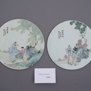 Twee ronde Chinese famille rose plaquettes, Republiek — foto 3