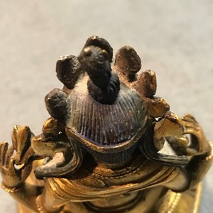 Twee Sino-Tibetaanse verguld bronzen figuren van Boeddha Shakyamuni en Avalokitesvara, 18/19e eeuw — foto 33