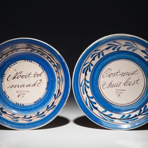 Twee spreukschotels in blauwwit en mangaan aardewerk, Makkum, Friesland, 1e helft 19e eeuw — foto 1