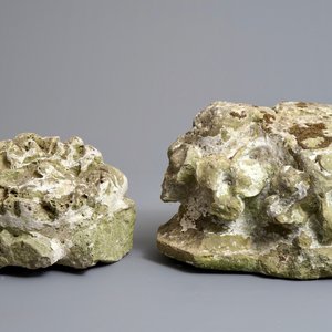 Twee stenen fragmenten van een gevel of pilaar, 17/18e eeuw — foto 5