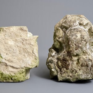 Twee stenen fragmenten van een gevel of pilaar, 17/18e eeuw — foto 6