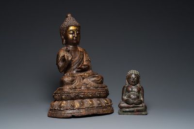 Twee Thaise gelakte en vergulde bronzen sculpturen van Boeddha, 19/20e eeuw