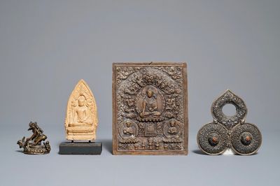 Twee Tibetaanse votieve plaquettes, een amulet in zilver en koraal en een bronzen groepje, 18/19e eeuw