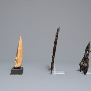 Twee Tibetaanse votieve plaquettes, een amulet in zilver en koraal en een bronzen groepje, 18/19e eeuw — foto 2