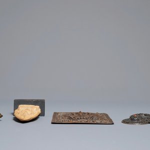 Twee Tibetaanse votieve plaquettes, een amulet in zilver en koraal en een bronzen groepje, 18/19e eeuw — foto 4