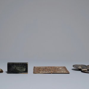 Twee Tibetaanse votieve plaquettes, een amulet in zilver en koraal en een bronzen groepje, 18/19e eeuw — foto 5
