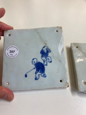 Twee uiterst zeldzame Chinese blauw-witte tegels met spelende jongens, Kangxi — foto 2