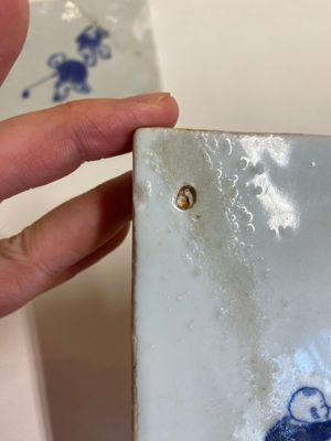 Twee uiterst zeldzame Chinese blauw-witte tegels met spelende jongens, Kangxi — foto 7