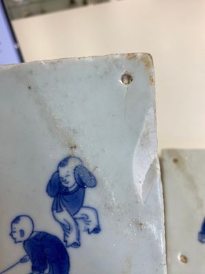 Twee uiterst zeldzame Chinese blauw-witte tegels met spelende jongens, Kangxi — foto 10