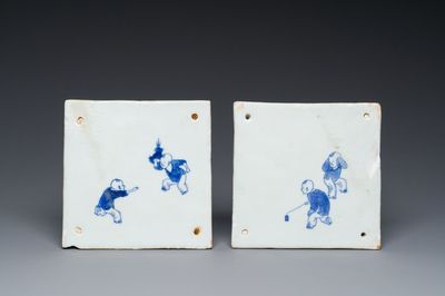 Twee uiterst zeldzame Chinese blauw-witte tegels met spelende jongens, Kangxi