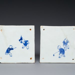 Twee uiterst zeldzame Chinese blauw-witte tegels met spelende jongens, Kangxi — foto 1