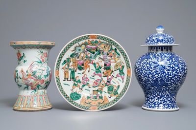 Twee vazen en een schotel in Chinees blauwwit en famille rose porselein, 19e eeuw