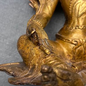 Twee verguld bronzen figuren van Tara, Tibet of Mongolië, 17/18e eeuw — foto 15