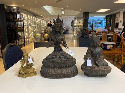 Twee vergulde bronzen Boeddha sculpturen en één ijzeren, Tibet, 19/20e eeuw — foto 1