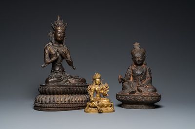 Twee vergulde bronzen Boeddha sculpturen en één ijzeren, Tibet, 19/20e eeuw
